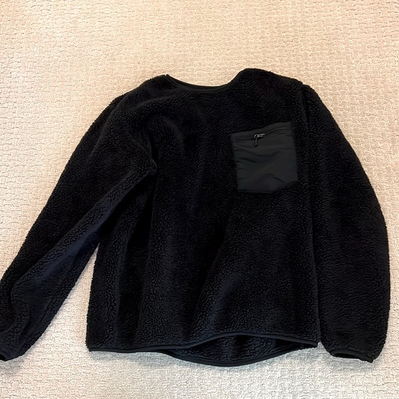 Uniqlo men’s black fleece shirt with button detail and front zip pocket - Picture 1 of 4